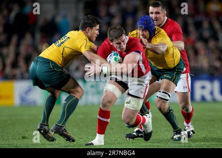 Wales Danny Lydiate wird von Australiens Anthony Faingaa und Nathan Sharpe während des Bronzefinalspiels der Rugby-Weltmeisterschaft 2011, Eden Park, Auckland, Neuseeland, 21. Oktober 2011. Stockfoto