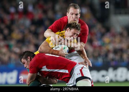 Australiens Scott Higginbotham wird während des Bronzefinalspiels der Rugby-Weltmeisterschaft 2011 von Wales Gethin Jenkins und Danny Lydiate angegriffen, Eden Park, Auckland, Neuseeland, 21. Oktober 2011. Stockfoto