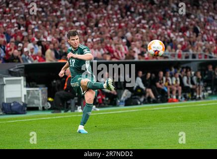 Parken, Kopenhagen, Dänemark. 16. Juni 2023. Paddy McNair (Nordirland) kontrolliert den Ball während eines Spiels der Gruppe H bei der UEFA-Europameisterschaft 2023/2024, Dänemark gegen Nordirland, in Parken, Kopenhagen, Dänemark. Kim Price/CSM(Kreditbild: © Kim Price/Cal Sport Media). Kredit: csm/Alamy Live News Stockfoto