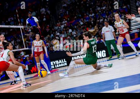 Hongkong, Hongkong. 16. Juni 2023. Mila PASHKULEVA (13) Bulgariens im Vorspiel der FIVB Volleyball Nations League Hong Kong 2023 zwischen Bulgarien und China im Hong Kong Coliseum. Endstand: Bulgarien 1:3 China. Kredit: SOPA Images Limited/Alamy Live News Stockfoto