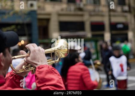 Buenos Aires, Argentinien. 16. Juni 2023. Der Protest, der nationale Ausdehnung hat, mit Mobilisierungen und Hindernissen, hatte das Ziel, "die Politik des IWF abzulehnen" und eine Soforterhöhung und ein allgemeines Gehalt zu fordern, das einen "desistributiven Schock" erzeugt. Das Epizentrum war die Stadt Buenos Aires, in der die Säulen auf der Avenida de Mayo und 9 de Julio zusammenbrachen, um in Richtung Plaza de Mayo zu marschieren. (Kredit: Esteban Osorio/Alamy Live News) Stockfoto