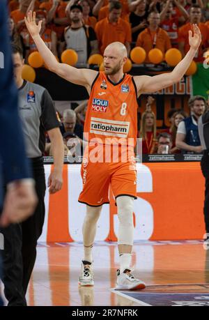 Neu Ulm, Deutschland. 16. Juni 2023. Basketball: Bundesliga, ratiopharm Ulm - Telekom Baskets Bonn, Meisterschaftsrunde, Finale, Spieltag 4 in ratiopharm Arena. Ulms Robin Christen belebt das Publikum. Kredit: Stefan Puchner/dpa/Alamy Live News Stockfoto