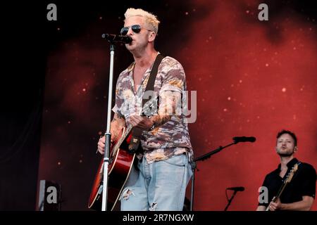 Newport, Großbritannien. 16. Juni 2023. Ryan Tedder, Leadsänger und Gitarrist mit der amerikanischen Indie Alternative Pop Rockband OneRepublic, tritt live auf der Bühne des Isle of Wight Festivals auf. OneRepublic Alternative Pop Band aus Colorado erreichte 2002 ihren Erfolg auf MySpace als unsignierter ACT Credit: SOPA Images Limited/Alamy Live News Stockfoto