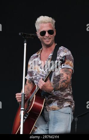 Newport, Großbritannien. 16. Juni 2023. Ryan Tedder, Leadsänger und Gitarrist mit der amerikanischen Indie Alternative Pop Rockband OneRepublic, tritt live auf der Bühne des Isle of Wight Festivals auf. OneRepublic Alternative Pop Band aus Colorado erreichte 2002 ihren Erfolg auf MySpace als unsignierter ACT Credit: SOPA Images Limited/Alamy Live News Stockfoto