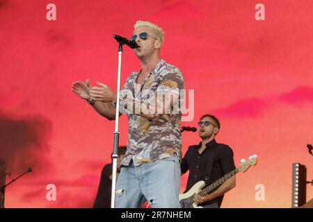 Newport, Großbritannien. 16. Juni 2023. Ryan Tedder, Leadsänger und Gitarrist mit der amerikanischen Indie Alternative Pop Rockband OneRepublic, tritt live auf der Bühne des Isle of Wight Festivals auf. OneRepublic alternative Popband aus Colorado erreichte ihren Erfolg auf MySpace 2002 als unsignierte Nummer (Foto von Dawn Fletcher-Park/SOPA Images/Sipa USA). Kredit: SIPA USA/Alamy Live News Stockfoto