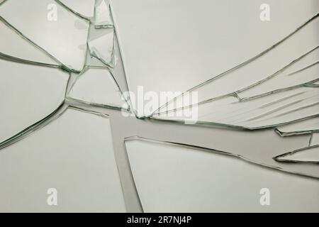 Zerbrochener Glashintergrund für Ihre Bilder, isoliert auf Weiß. Viele große Bruchstücke zerbröckelt Stockfoto