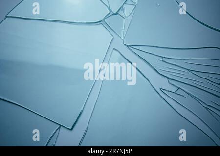 Zerbrochener Glashintergrund für Ihre Bilder, isoliert auf Weiß. Viele große Bruchstücke zerbröckelt Stockfoto