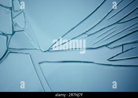 Zerbrochener Glashintergrund für Ihre Bilder, isoliert auf Weiß. Viele große Bruchstücke zerbröckelt Stockfoto