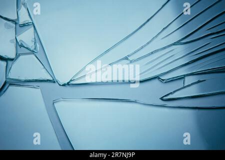 Zerbrochener Glashintergrund für Ihre Bilder, isoliert auf Weiß. Viele große Bruchstücke zerbröckelt Stockfoto