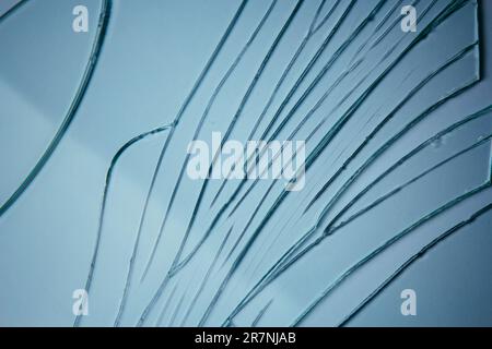 Zerbrochener Glashintergrund für Ihre Bilder, isoliert auf Weiß. Viele große Bruchstücke zerbröckelt Stockfoto