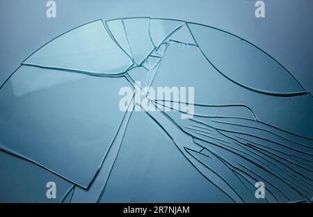 Zerbrochener Glashintergrund für Ihre Bilder, isoliert auf Weiß. Viele große Bruchstücke zerbröckelt Stockfoto