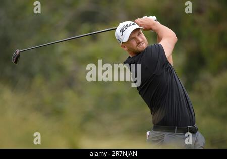 Los Angeles, Usa. 16. Juni 2023. Wyndham Clark schlägt in der zweiten Runde der 2023 USA auf dem 7.-Loch ab Eröffnet die Golfmeisterschaft im Los Angeles Country Club in Los Angeles, Kalifornien, am Freitag, den 16. Juni 2023. Foto: Mike Goulding/UPI Credit: UPI/Alamy Live News Stockfoto