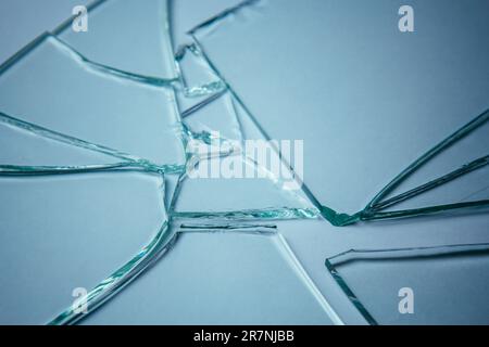 Zerbrochener Glashintergrund für Ihre Bilder, isoliert auf Weiß. Viele große Bruchstücke zerbröckelt Stockfoto
