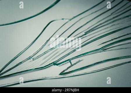 Zerbrochener Glashintergrund für Ihre Bilder, isoliert auf Weiß. Viele große Bruchstücke zerbröckelt Stockfoto