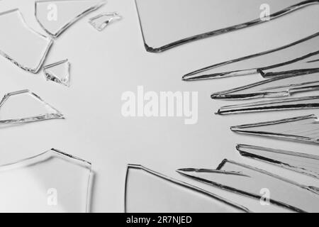 Zerbrochener Glashintergrund für Ihre Bilder, isoliert auf Weiß. Viele große Bruchstücke zerbröckelt Stockfoto