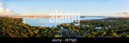 Malerisches Panorama aus der Vogelperspektive auf den Lake Macquarie in Australien rund um Murrays Beach Swansea an der Pazifikküste. Stockfoto