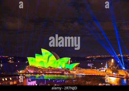 Sydney, Australien - 3. Juni 2023: Bright Sydney Harbour und das Opernhaus beleuchtet bei einer leuchtenden Lichtershow in Sydney. Stockfoto