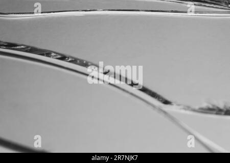 Gebrochene Glasstapelstücke mit Struktur und Hintergrund, isoliert auf weißem, rissigem Fenstereffekt. Notfallzustand Stockfoto