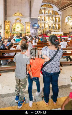 Cebu City, Cebu, Philippinen-Januar 17 2023: Alle Altersgruppen der philippinischen Katholiken, Knie nieder, bete und bedanke dich, an diesem religiös wichtigen Ort, gefunden Stockfoto