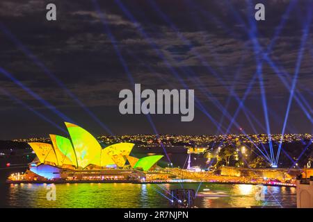 Sydney, Australien - 3. Juni 2023: Sydney Hafen und Opernhaus beleuchtet bei einer lebhaften Lichtershow in Sydney. Stockfoto