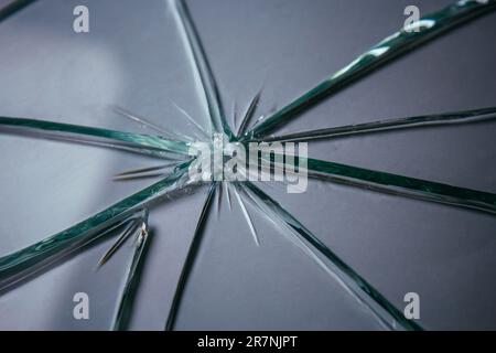 Gebrochene Glasstapelstücke mit Struktur und Hintergrund, isoliert auf weißem, rissigem Fenstereffekt. Notfallzustand Stockfoto