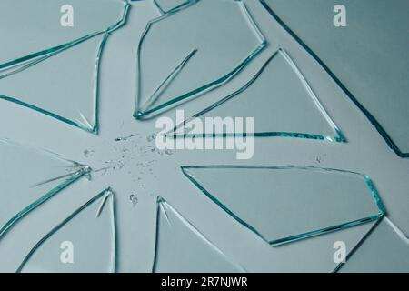 Gebrochene Glasstapelstücke mit Struktur und Hintergrund, isoliert auf weißem, rissigem Fenstereffekt. Notfallzustand Stockfoto