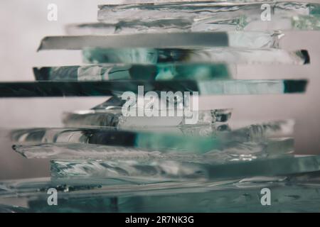 Zerbrochener Glashintergrund für Ihre Bilder, isoliert auf Weiß. Viele große Glassplitter, die aus einem Hammer als Begriff der Gewalt zerstreut werden Stockfoto