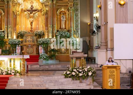 Cebu City, Cebu, Philippinen-Januar 17 2023: Während eines Nachmittagsdienstes in der Cebu City Hauptkathedrale liest eine Frau mit einem Spitzenkopf, der den bedeckt, das aus Stockfoto