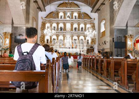 Cebu City, Cebu, Philippinen-Januar 17 2023: Viele gläubige philippinische Katholiken, knieten, beten und danken, in diesem religiös wichtigen Gebäude, f Stockfoto