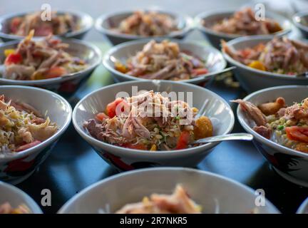 Soto Ayam, eine traditionelle indonesische Hühnersuppe zum Frühstück Stockfoto