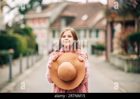 Außenporträt eines niedlichen jungen Mädchens mit braunem Hut, Frühlingsmode für Kinder Stockfoto