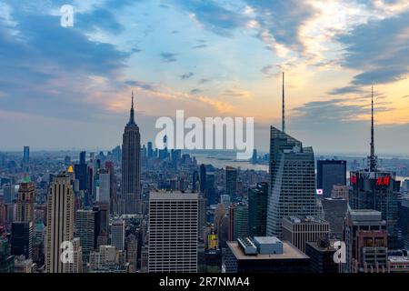 Ein atemberaubender Blick aus der Vogelperspektive auf das geschäftige New York City bei Sonnenuntergang Stockfoto