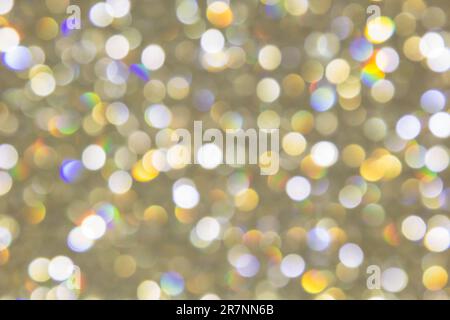 Verschwommene Lichter von Edelsteinen, Diamanten. Hintergrund für glamouröse Modefotos. Bokeh-Werbeplakat. Stockfoto