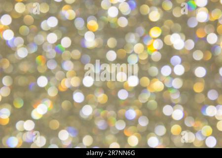 Verschwommene Lichter von Edelsteinen, Diamanten. Hintergrund für glamouröse Modefotos. Bokeh-Werbeplakat. Stockfoto