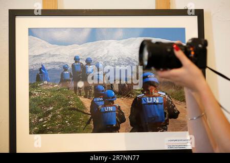 Beirut, Libanon. 16. Juni 2023. Eine Frau macht am 16. Juni 2023 ein Foto auf einer Fotoausstellung der Interimstruppe der Vereinten Nationen im Libanon (UNIFIL) in Beirut, Libanon. Anlässlich des 75. Jahrestages der UN-Friedenssicherungseinsätze startete hier am Freitag die Fotoausstellung der UNIFIL. Kredit: Bilal Jawich/Xinhua/Alamy Live News Stockfoto