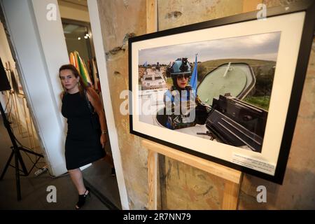 Beirut, Libanon. 16. Juni 2023. Eine Frau besucht am 16. Juni 2023 eine Fotoausstellung der Interimstruppe der Vereinten Nationen im Libanon (UNIFIL) in Beirut (Libanon). Anlässlich des 75. Jahrestages der UN-Friedenssicherungseinsätze startete hier am Freitag die Fotoausstellung der UNIFIL. Kredit: Bilal Jawich/Xinhua/Alamy Live News Stockfoto