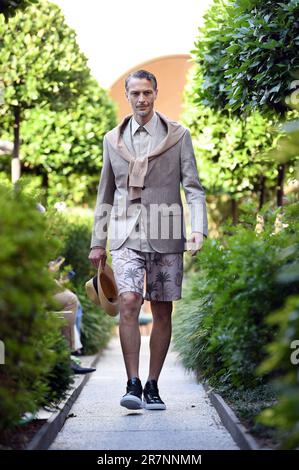 Mailand, Italien. 16. Juni 2023. Ein Modell präsentiert eine Kreation von Milliardären während der Mailänder Männer Fashion Week Frühling/Sommer 2024 in Mailand, Italien, am 16. Juni 2023. Kredit: Jin Mamengni/Xinhua/Alamy Live News Stockfoto