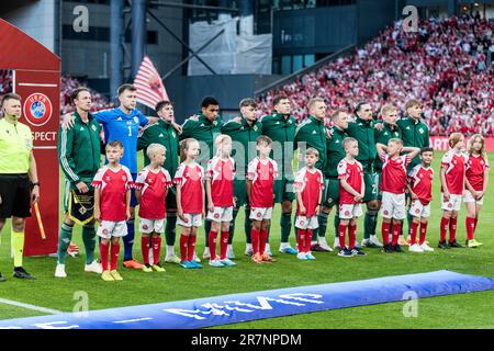 Kopenhagen, Dänemark. 16. Juni 2023. Die Spieler Nordirlands stellen sich auf dem Parking in Kopenhagen für das Qualifikationsspiel UEFA Euro 2024 zwischen Dänemark und Nordirland auf. (Foto: Gonzales Photo/Alamy Live News Stockfoto