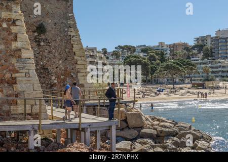 Gewundene Küstenstraße, die durch die Buchten und Strände zwischen Pilons und dem Leuchtturm am Cape Salou führt. Tarragona, Goldene Küste, Katalonien. Stockfoto