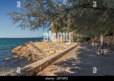 Gewundene Küstenstraße, die durch die Buchten und Strände zwischen Pilons und dem Leuchtturm am Cape Salou führt. Tarragona, Goldene Küste, Katalonien. Stockfoto