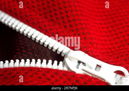 Red Sportswear closeup Draufsicht. weiß Zip Line. atmungsaktiv Strickwaren. Bekleidung details Makro. Stockfoto