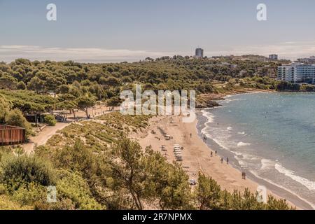 Platja Llarga (langer Strand) Küstenpfad (Cami de Ronda): Route von Salou nach Llosa, Provinz Tarragona, Costa Dorada, Tarragona, Spanien; Europa. Stockfoto