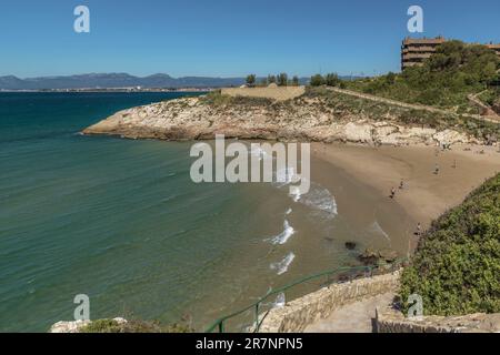 Gewundene Küstenstraße, die durch die Buchten und Strände zwischen Pilons und dem Leuchtturm am Cape Salou führt. Tarragona, Goldene Küste, Katalonien. Stockfoto