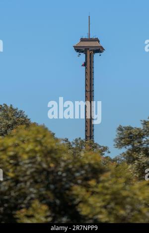 Großer Turm über 115 Meter hoch, Hurakan Condor, in Port Aventura, Salou, Costa Daurada, Provinz Tarragona, Katalonien, Spanien, Europa. Stockfoto