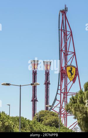 Vergnügungspark Port Aventura mit dem Ferrari-Schild auf dem Turm, Salou, Costa Daurada, Provinz Tarragona, Katalonien, Spanien, Europa. Stockfoto