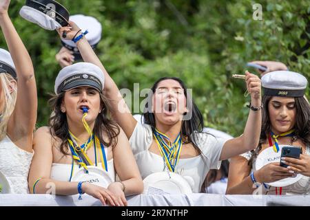 Schulungstag aus dem Gymnasium im Stadtzentrum von Norrköping. In vielen schwedischen Städten ist es Tradition, dass Studenten auf Lastwagenbetten feiern. Stockfoto