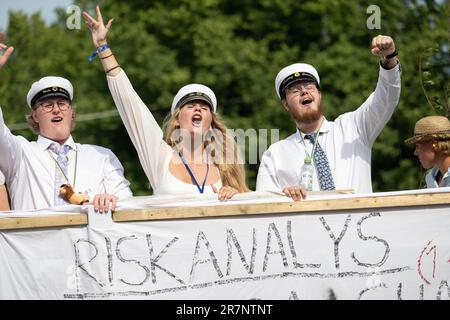 Schulungstag aus dem Gymnasium im Stadtzentrum von Norrköping. In vielen schwedischen Städten ist es Tradition, dass Studenten auf Lastwagenbetten feiern. Stockfoto