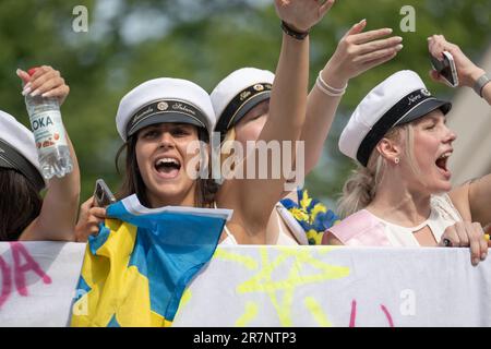 Schulungstag aus dem Gymnasium im Stadtzentrum von Norrköping. In vielen schwedischen Städten ist es Tradition, dass Studenten auf Lastwagenbetten feiern. Stockfoto