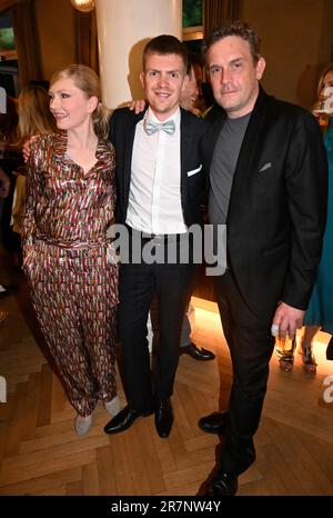 München, Deutschland. 16. Juni 2023. Die Schauspieler Johanna Christine Gehlen (l-r), Ferdinand Hofer und Sebastian Bezzel feiern nach der Verleihung des Bayerischen Filmpreises im Prinzregententheater. Der Preis (Pierrot) wird seit 1979 für „herausragende Leistungen in der deutschen Filmemacherei“ verliehen. Kredit: Felix Hörhager/dpa/Alamy Live News Stockfoto
