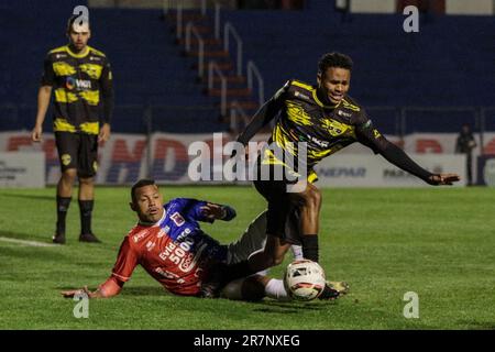 Curitiba, Brasilien. 16. Juni 2023. PR - CURITIBA - 06/16/2023 - PARANAENSE B 2023, PARANA CLUBE X ARAUCARIA - Adilio-Spieler aus Parana Clube konkurriert mit einem Spieler aus Araucaria während eines Spiels im Stadion Durival de Britto um die Paranaense B 2023 -Meisterschaft. Foto: Robson Mafra/AGIF/Sipa USA Kredit: SIPA USA/Alamy Live News Kredit: SIPA USA/Alamy Live News Stockfoto